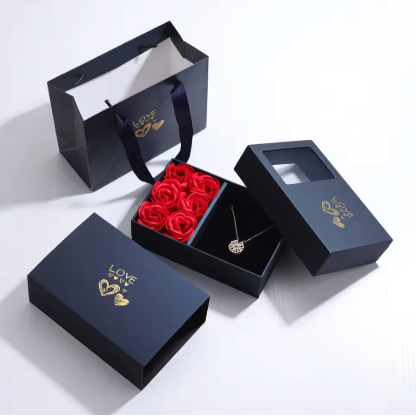 Coffret cadeau Maison Amoria : roses décoratives et collier trèfle doré